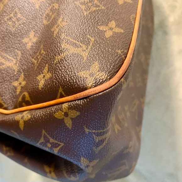 LOUIS VUITTON Batignolles Vertical Monogram
Canvas Tote Bag - Picture 5 of 14